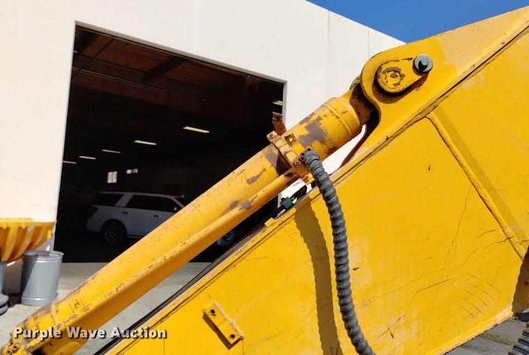 image for item DQ6179 2005 Hyundai  210LC excavator