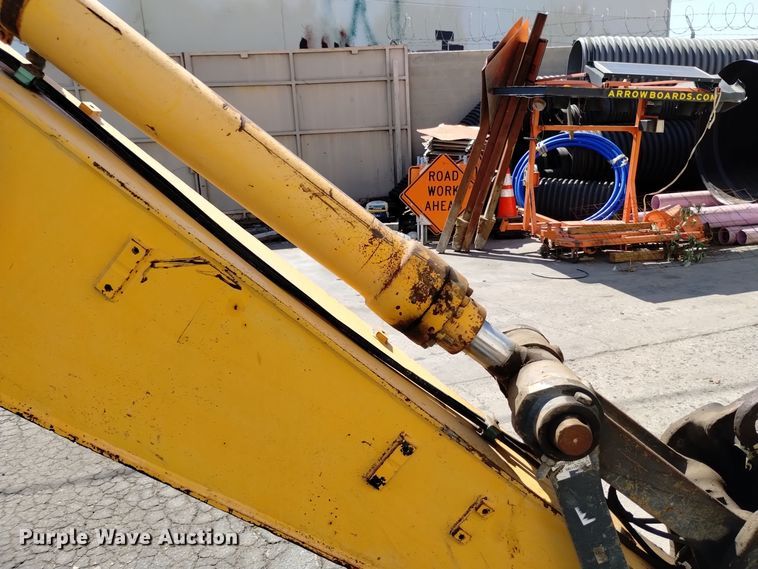 image for item DQ6179 2005 Hyundai  210LC excavator