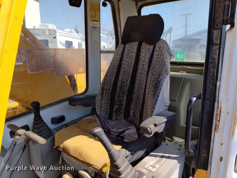 image for item DQ6179 2005 Hyundai  210LC excavator