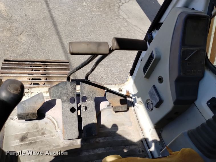 image for item DQ6179 2005 Hyundai  210LC excavator