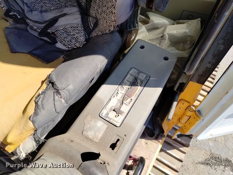 image for item DQ6179 2005 Hyundai  210LC excavator