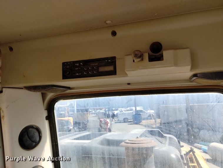 image for item DQ6179 2005 Hyundai  210LC excavator