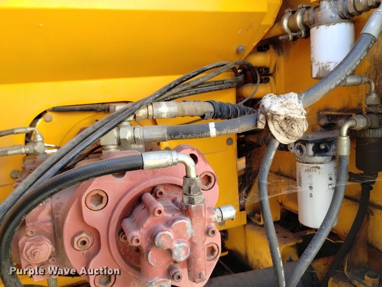 image for item DQ6179 2005 Hyundai  210LC excavator