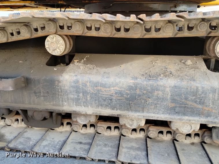 image for item DQ6179 2005 Hyundai  210LC excavator