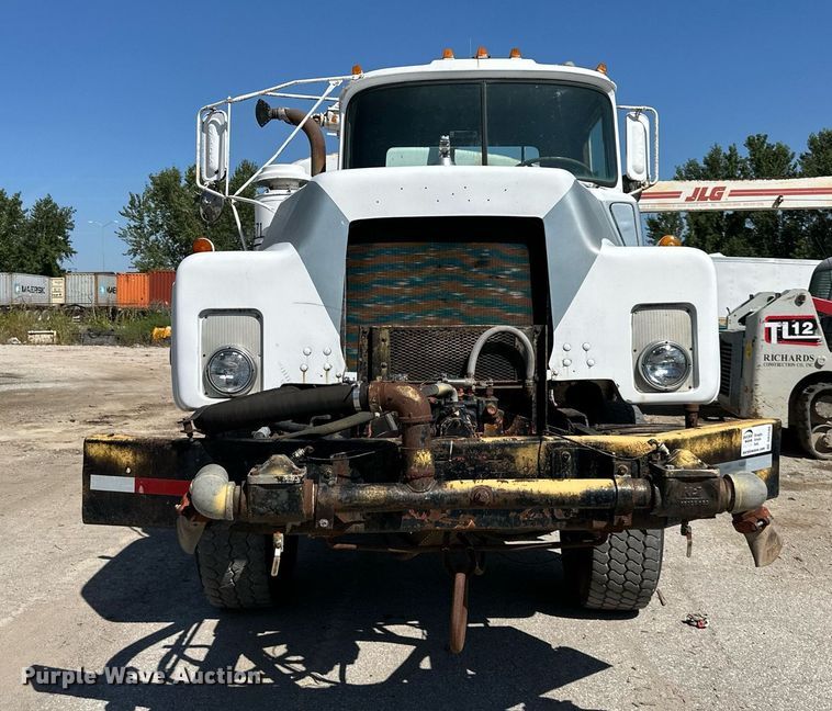image for item DR2586 1984 Mack DMM6856 water truck