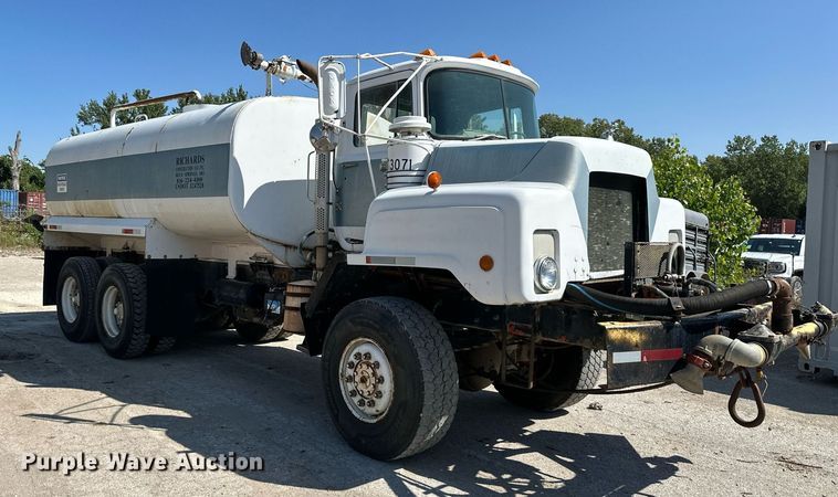 image for item DR2586 1984 Mack DMM6856 water truck