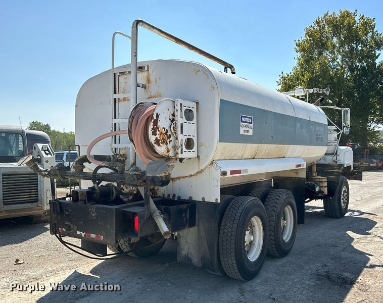 image for item DR2586 1984 Mack DMM6856 water truck