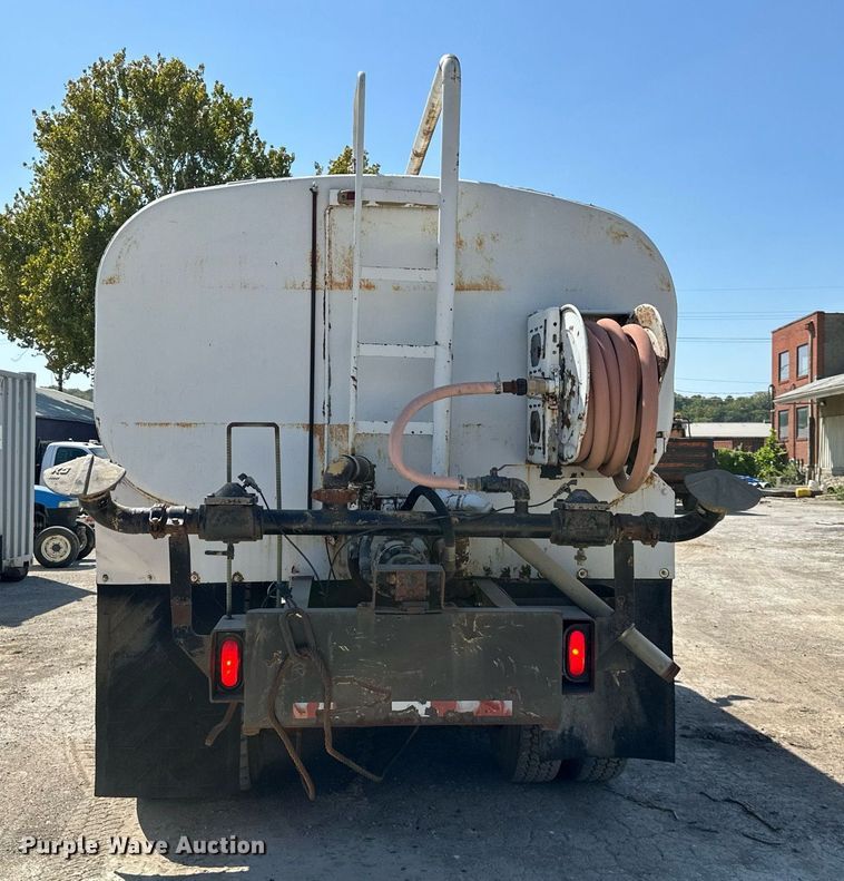 image for item DR2586 1984 Mack DMM6856 water truck