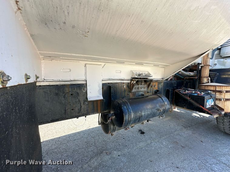 image for item DR2586 1984 Mack DMM6856 water truck