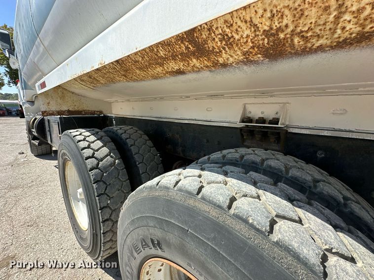 image for item DR2586 1984 Mack DMM6856 water truck