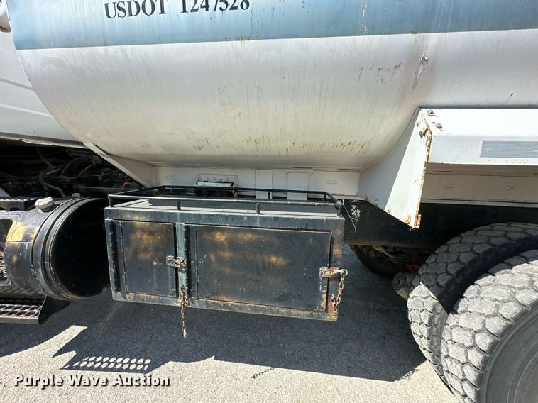image for item DR2586 1984 Mack DMM6856 water truck
