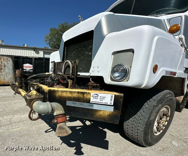 image for item DR2586 1984 Mack DMM6856 water truck