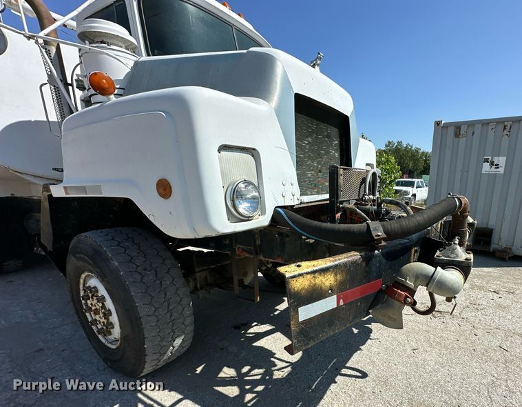 image for item DR2586 1984 Mack DMM6856 water truck