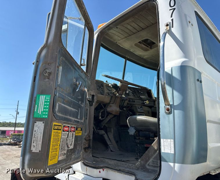 image for item DR2586 1984 Mack DMM6856 water truck