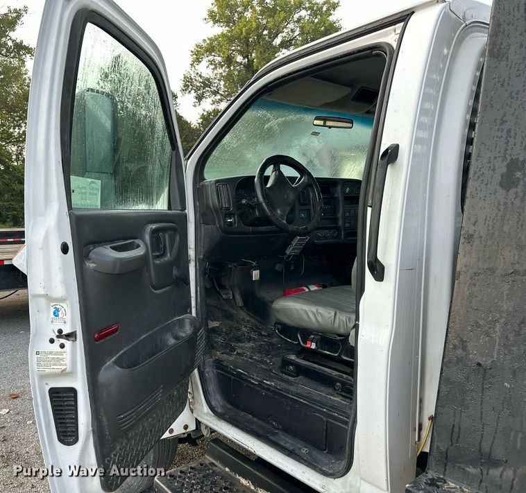 image for item DR2701 2006 Chevrolet  C5500 flatbed truck