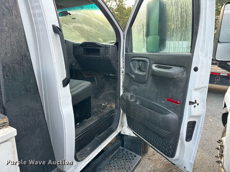 image for item DR2701 2006 Chevrolet  C5500 flatbed truck