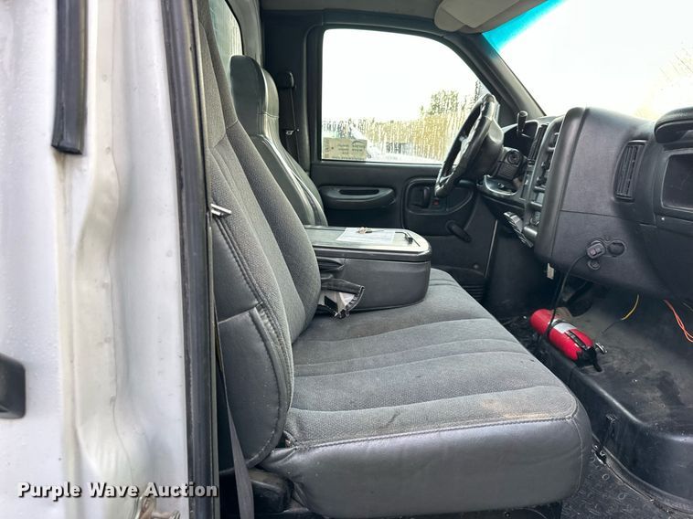 image for item DR2701 2006 Chevrolet  C5500 flatbed truck