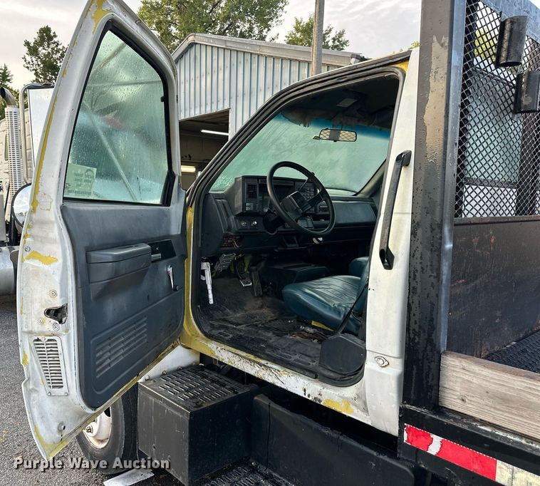 image for item DR2702 1995 GMC Topkick flatbed truck