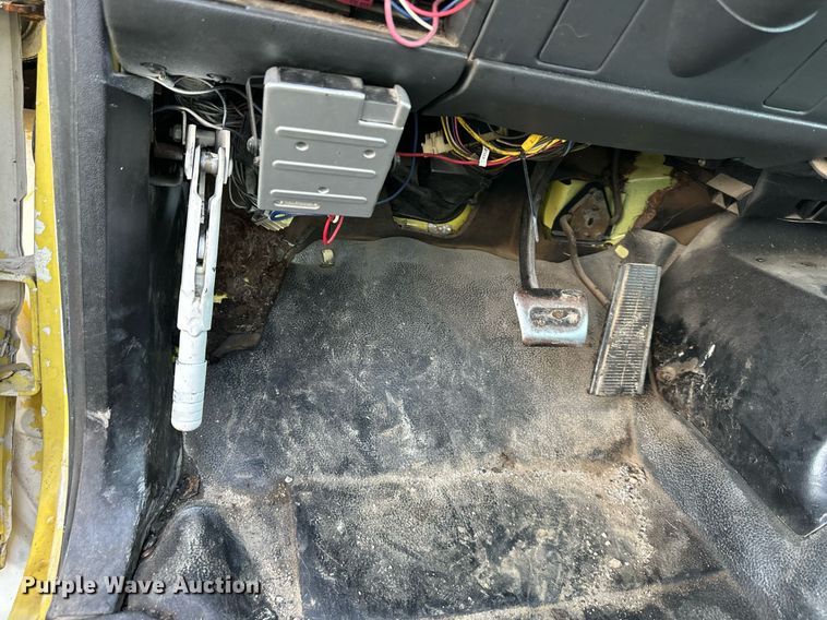 image for item DR2702 1995 GMC Topkick flatbed truck