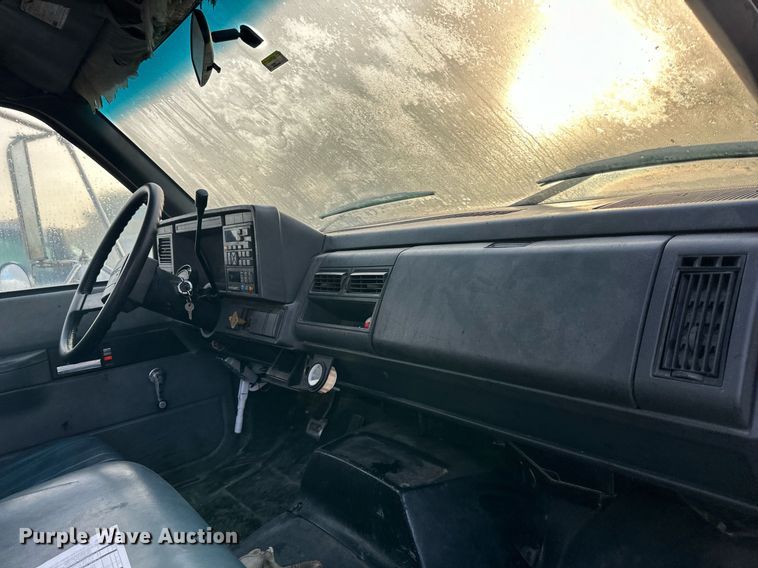 image for item DR2702 1995 GMC Topkick flatbed truck