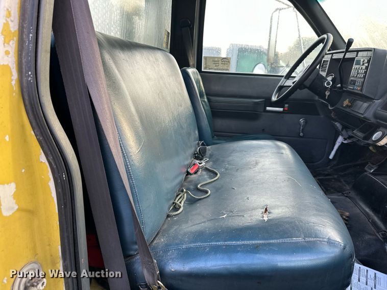 image for item DR2702 1995 GMC Topkick flatbed truck