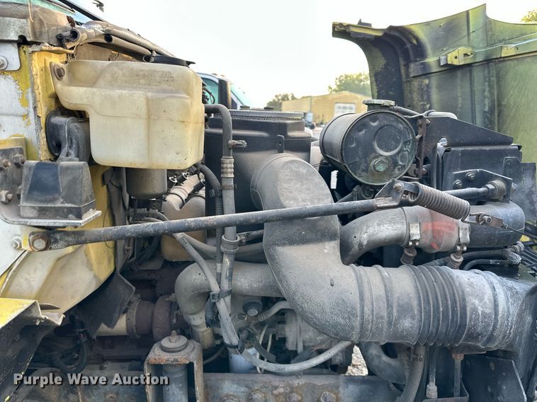 image for item DR2702 1995 GMC Topkick flatbed truck