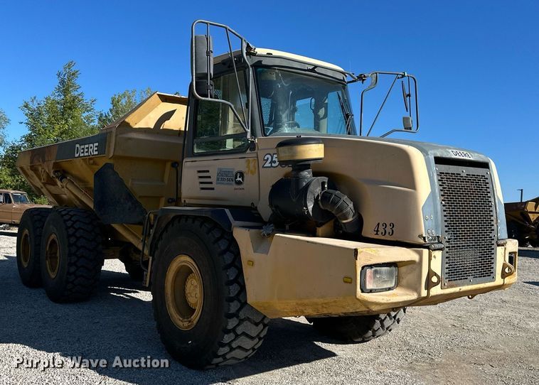 image for item DR2710 2003 John Deere  250D haul truck