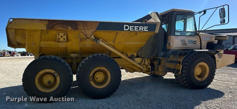 image for item DR2710 2003 John Deere  250D haul truck