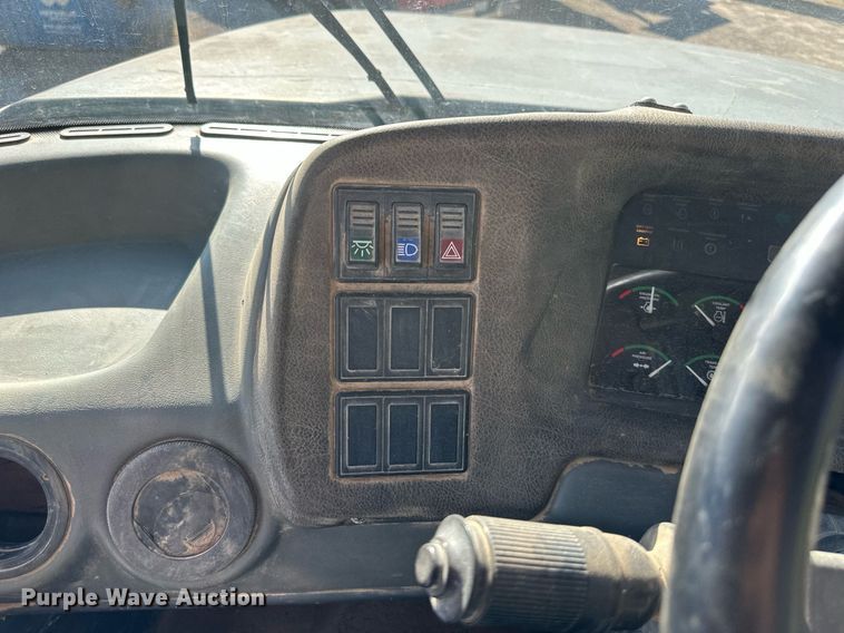 image for item DR2710 2003 John Deere  250D haul truck