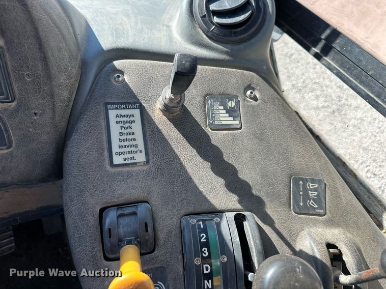 image for item DR2710 2003 John Deere  250D haul truck