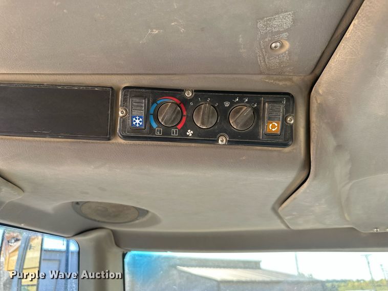 image for item DR2710 2003 John Deere  250D haul truck