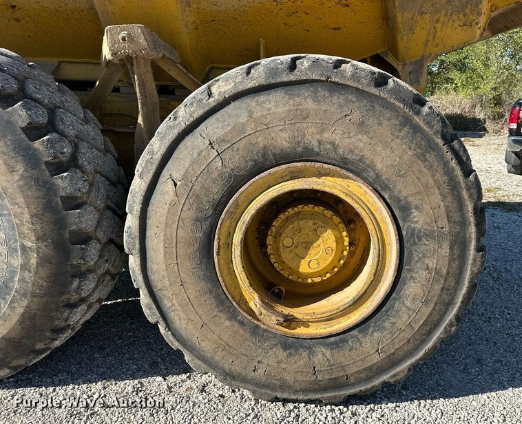 image for item DR2710 2003 John Deere  250D haul truck