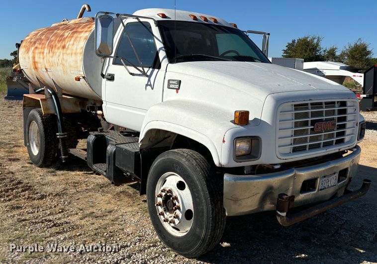 image for item DS2534 1998 GMC C7500 water truck