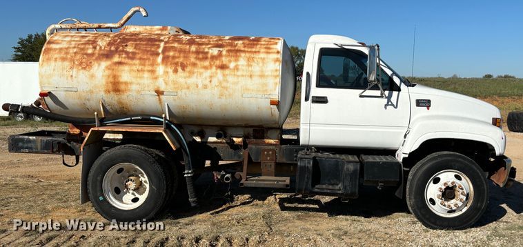 image for item DS2534 1998 GMC C7500 water truck
