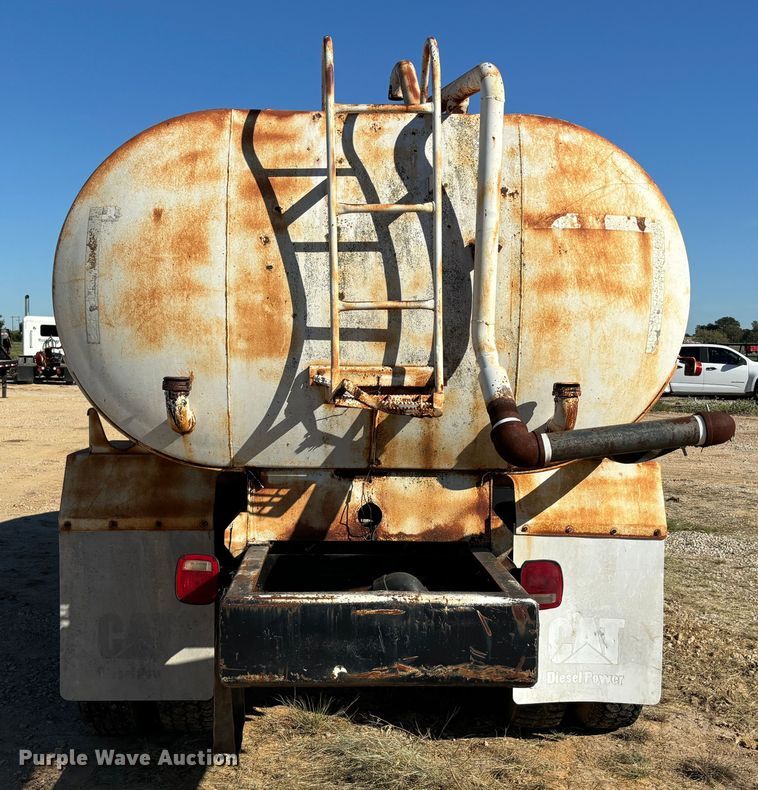 image for item DS2534 1998 GMC C7500 water truck