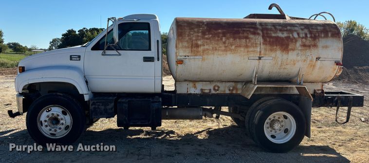 image for item DS2534 1998 GMC C7500 water truck