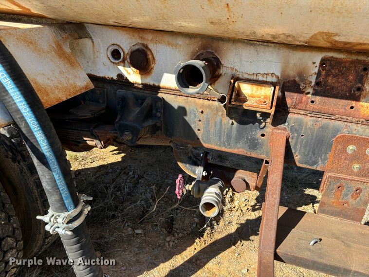 image for item DS2534 1998 GMC C7500 water truck