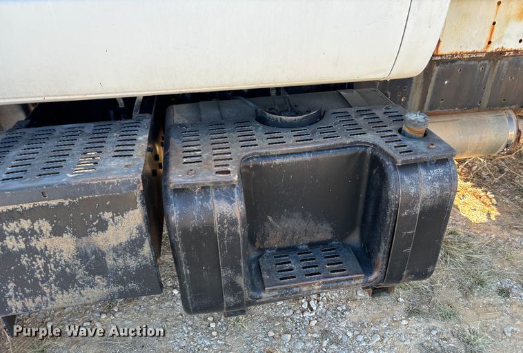 image for item DS2534 1998 GMC C7500 water truck