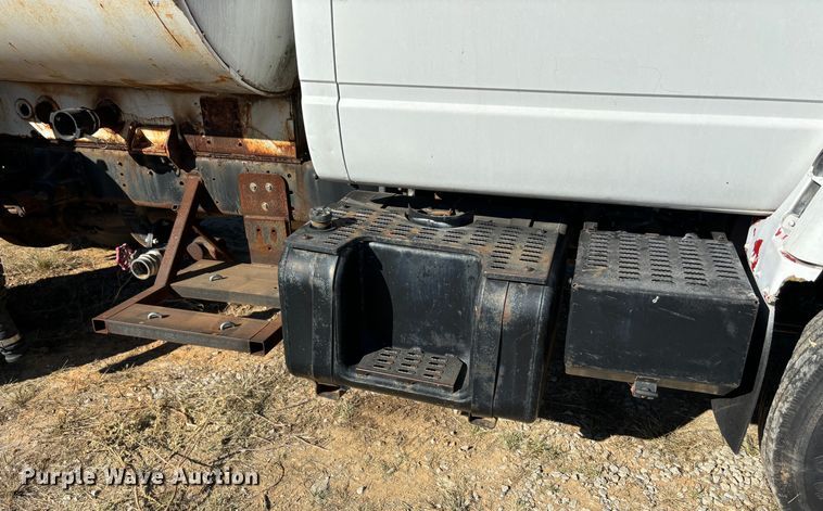 image for item DS2534 1998 GMC C7500 water truck