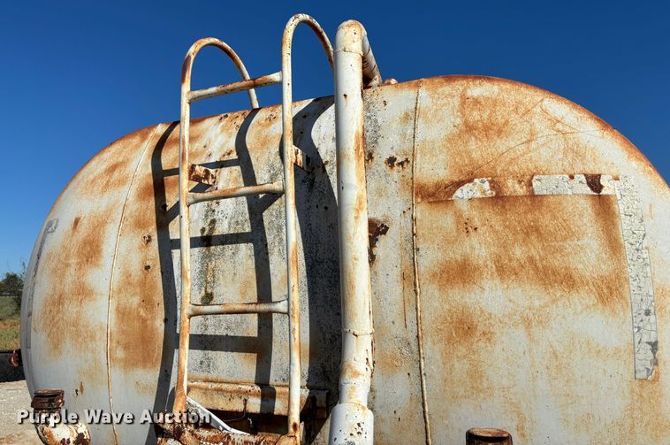 image for item DS2534 1998 GMC C7500 water truck