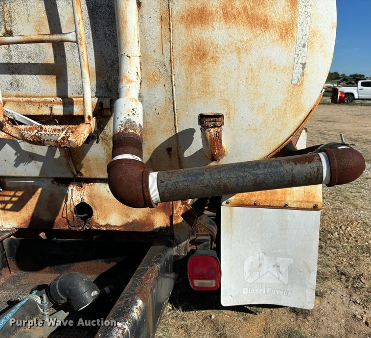 image for item DS2534 1998 GMC C7500 water truck