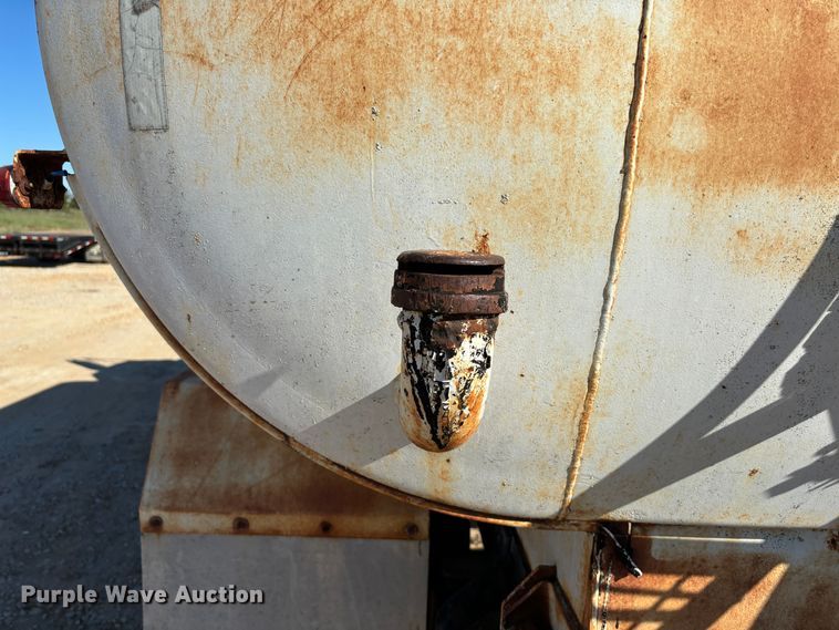 image for item DS2534 1998 GMC C7500 water truck