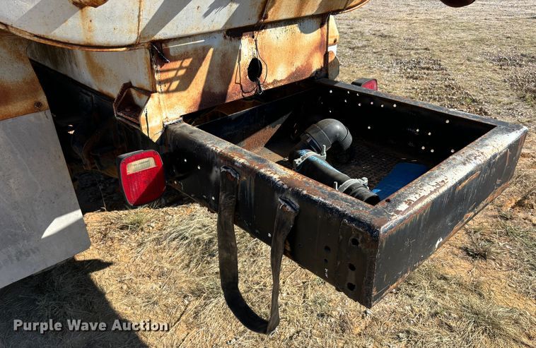 image for item DS2534 1998 GMC C7500 water truck