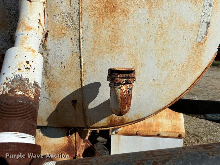 image for item DS2534 1998 GMC C7500 water truck