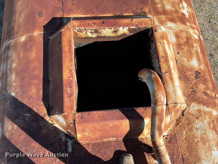 image for item DS2534 1998 GMC C7500 water truck