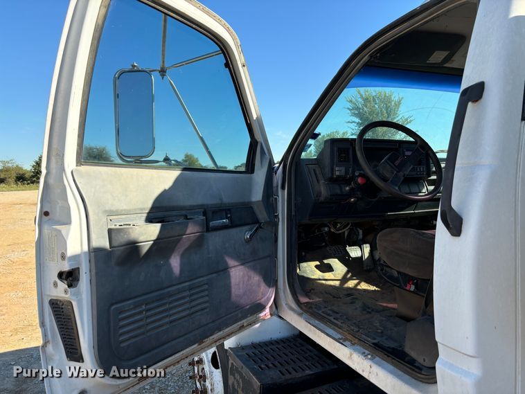 image for item DS2534 1998 GMC C7500 water truck