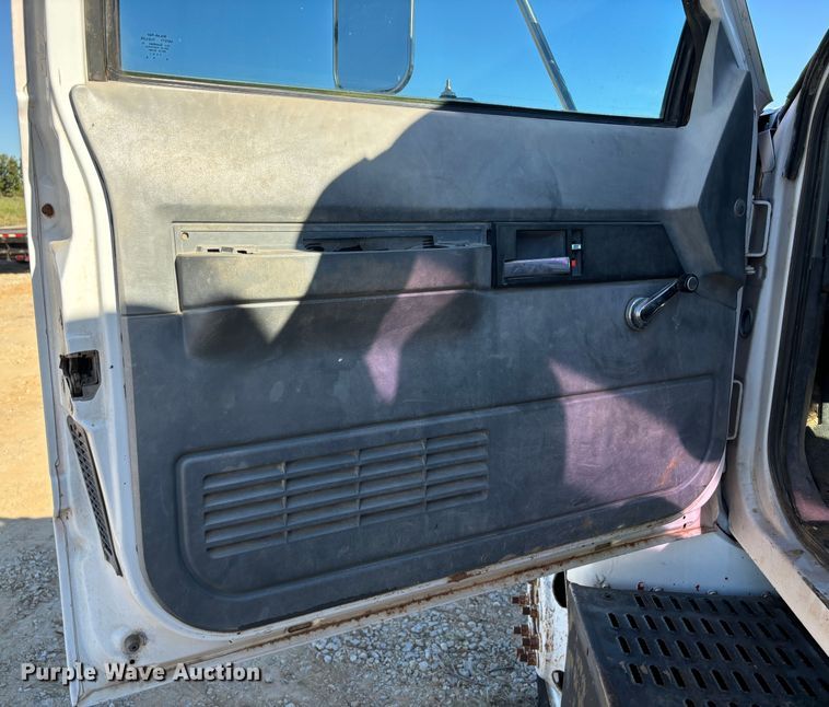 image for item DS2534 1998 GMC C7500 water truck