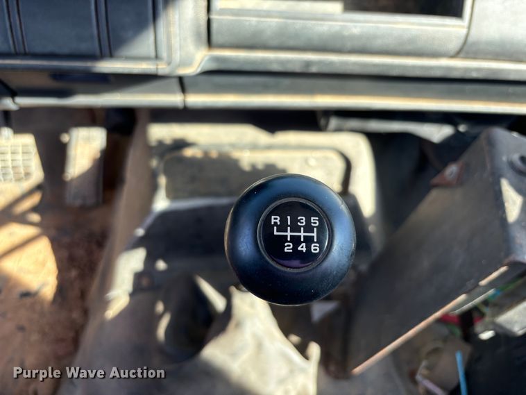 image for item DS2534 1998 GMC C7500 water truck