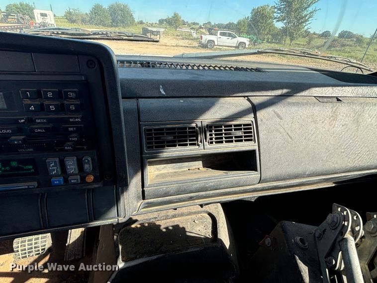 image for item DS2534 1998 GMC C7500 water truck