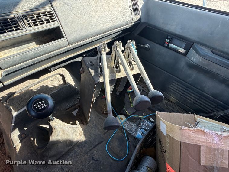 image for item DS2534 1998 GMC C7500 water truck